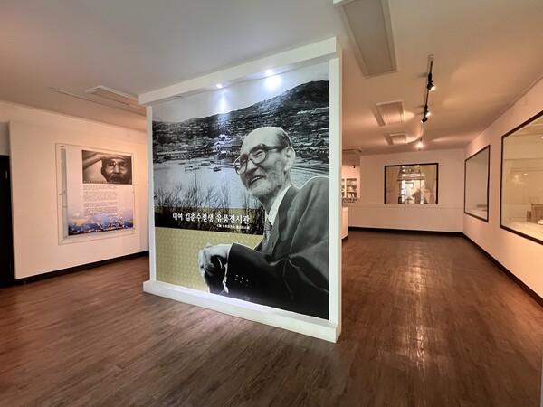 김춘수 유품전시관 내부에 사진이 걸려있다. /권영란 작가