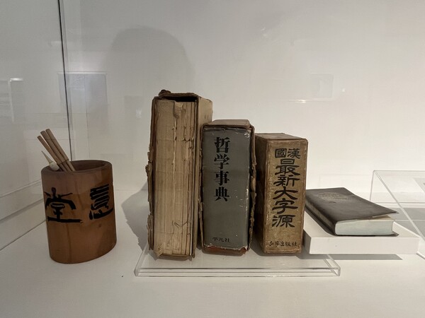 김 시인이 생전에 사용한 필통과 사전들. /권영란 작가