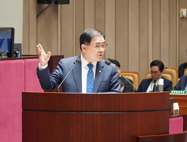 허성무(더불어민주당·창원 성산) 국회의원이 예산결산특별위원회 종합정책질의에서 국무위원에게 질의하고 있다. /허성무 의원실