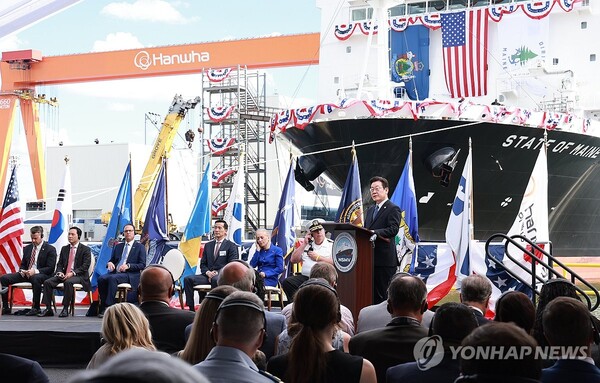 이재명 대통령이 26일(현지시간) 미국 필라델피아의 한화 필리조선소에서 '스테이트 오브 메인'호 명명식 축사를 하고 있다. 이 선박은 미국 해양청이 발주한 국가 안보 다목적 선박(NSMV) 5척 중 3호선이다. /연합뉴스