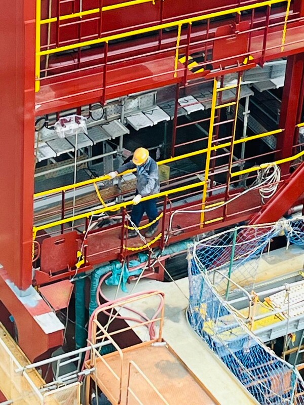 한화오션에서 지난해 9월 9일 발생한 추락 사망사고 이후에도 또 다른 노동자가 비슷한 작업 환경에서 일하고 있다. /민주노총 경남지역본부