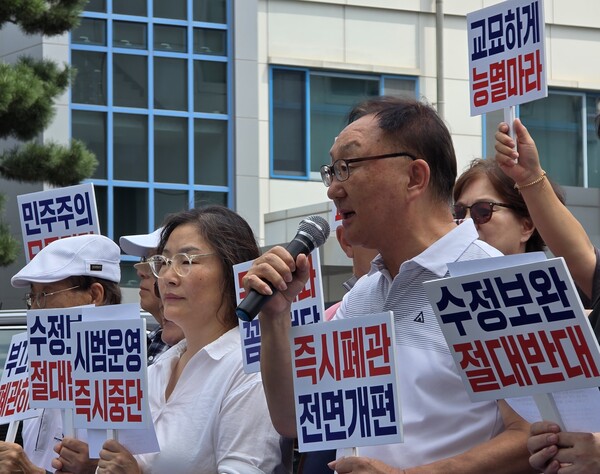 이병하 '대한민국민주주의전당 제대로 만들기 시민대책위원회' 공동대표가 28일 낮 12시 창원시의회 정문 앞에서 열린 기자회견에서 박선애 창원시의원 사퇴를 촉구하고 있다. /최석환 기자