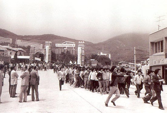 1980년 5월 민주화 운동에 나선 경남대 학생들. /경남대