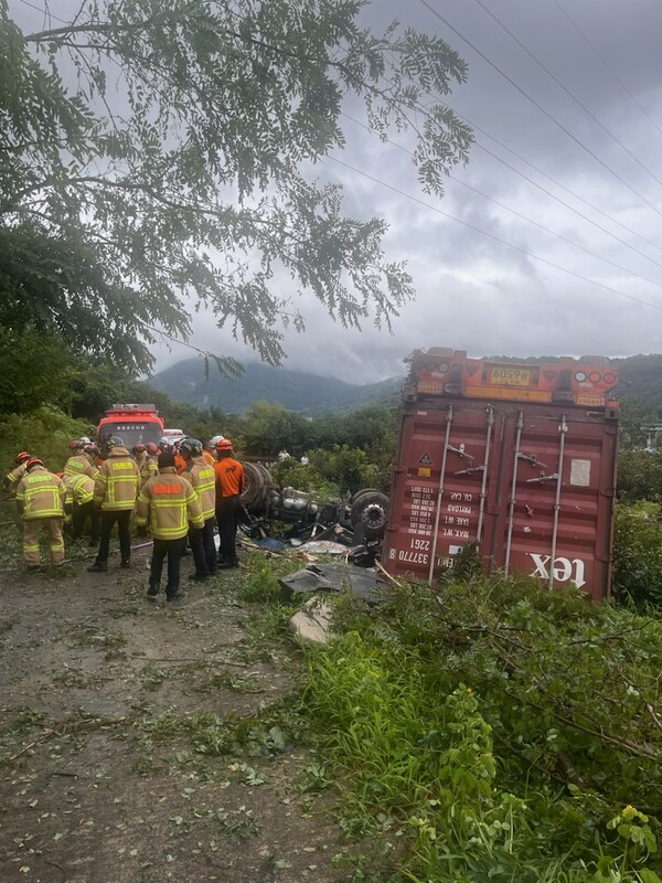 창원소방본부는 1일 오전 10시 18분께 창원시 의창구 동읍 남해고속도로 부산 방향 창원분기점 인근을 지나던 트레일러가 도로 아래 녹지대로 추락했다고 밝혔다. 사진은 사고 현장. /창원소방본부