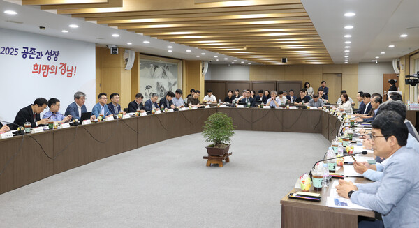 경남도는 1일 '소형모듈원자로(SMR) 혁신제조 기술개발 및 한-미 원자력 협력 대응'이라는 주제로 경남 원자력산업 산학연관 협의체를 구성해 첫 기획 회의를 진행했다. /경남도