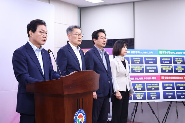 박완수 경남도지사와 실국본부장이 2일 오전 도청 프레스센터에서 정부 예산안 국비 반영 현황을 설명하고 있다. /경남도