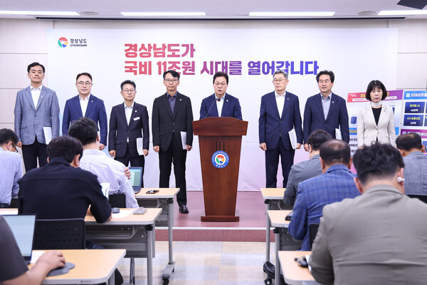 박완수 경남도지사와 실국본부장이 2일 오전 도청 프레스센터에서 정부 예산안 국비 반영 현황을 설명하고 있다. /경남도