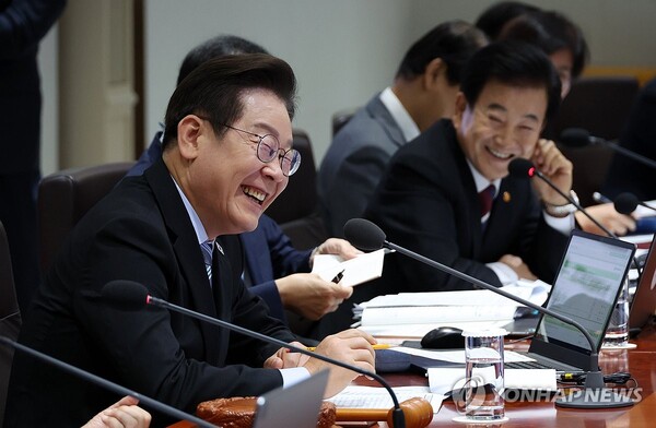 이재명 대통령이 2일 용산 대통령실에서 열린 국무회의에서 정동영 통일부 장관의 발언에 웃음을 보이고 있다. /연합뉴스