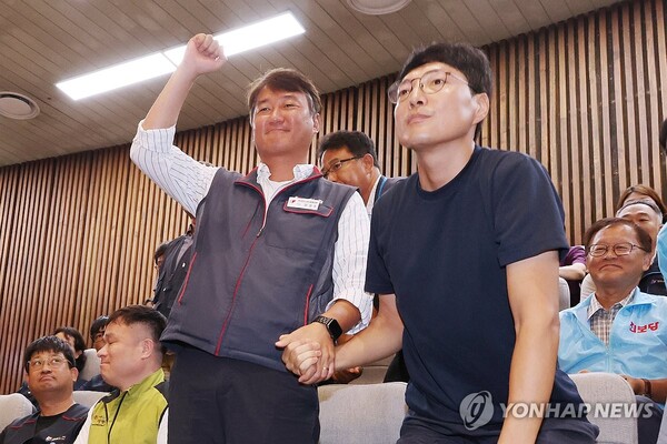 8월 24일 국회 본회의에서 '노동조합 및 노동관계조정법 일부개정법률안(노란봉투법)'이 통과되자 민주노총 양경수 위원장과 유최안 거제통영고성 조선하청지회 조합원(오른쪽)이 기뻐하고 있다. /연합뉴스