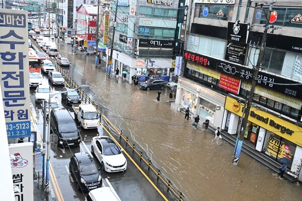 2일 오후 1시 45분 창원시 마산합포구 경남대학교 시내버스 정류장 부근 도로가 물에 잠겨있다. /김구연 기자