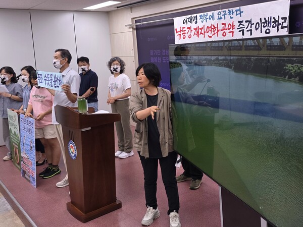 임희자 마산창원진해환경운동연합 공동의장이 25일 오전 경남도청 프레스센터에서 낙동강 녹조 문제를 설명하고 있다. /최석환 기자