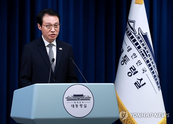 이규연 대통령실 홍보소통수석이 3일 서울 용산 대통령실 청사에서 이재명 정부 출범 100일 기자회견과 관련해 브리핑을 하고 있다. /연합뉴스