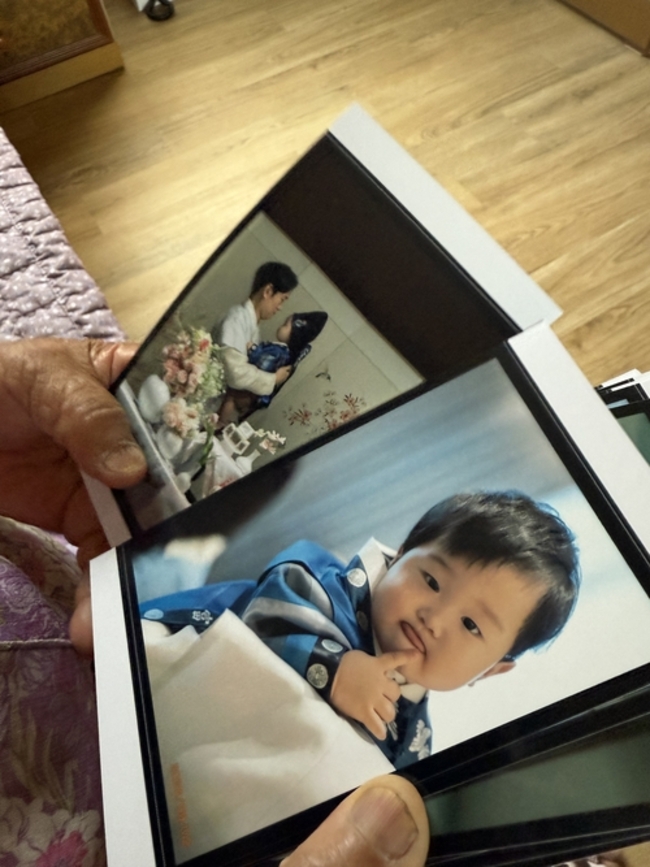 아침식사 후 매일 증손주 태빈의 돌잔치 사진을 보며 어쩜 저렇게 예쁠꼬~하시는 호랑님. /김윤지