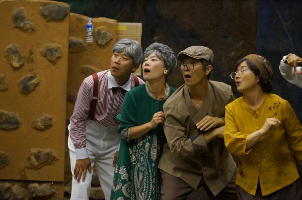 산청 극단 큰들의 신작 마당극 <오늘부터 1일> 한 장면. /큰들