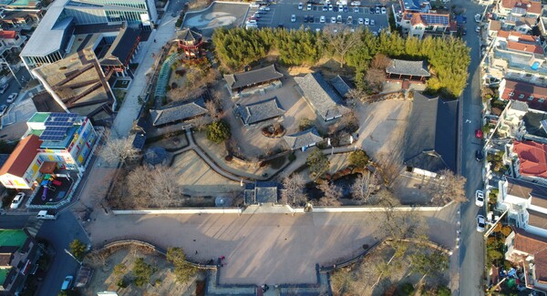 창원역사민속관과 창원의 집 전경.