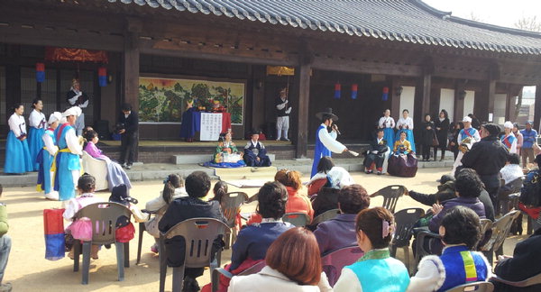 창원의 집에서 열린 전통혼례식을 관람객이 구경하고 있다.