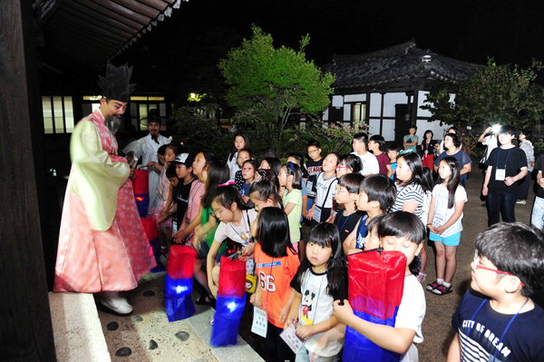 창원의 집에서 열린 야경 행사.