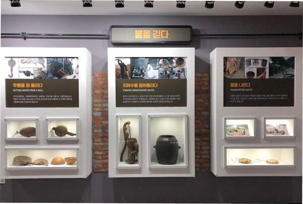 수도전시관에 있는 물 긷는 도구들.