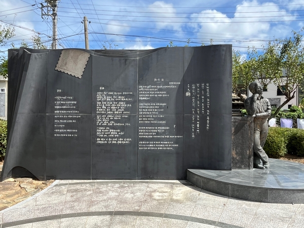 거제 청마기념관 마당에 있는 청마 동상과 시비. /권영란 작가