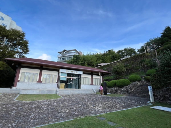 통영시 정량동 청마문학관 전경. /권영란