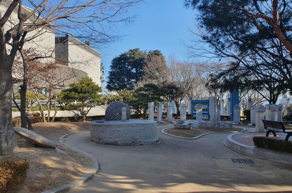 창원시립마산박물관 바깥. 박물관은 회원현 성지에 있다.