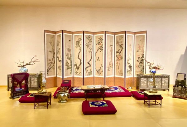 양산 한국궁중꽃박물관 비해당 전시실.