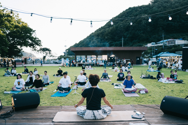 남해청년센터와 팜프라가 준비한 2025 청년의 날 ‘남해 감각’ 행사 중 마음챙김 프로그램. /양희수