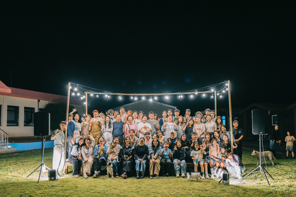 남해청년센터와 팜프라가 준비한 2025 청년의 날 ‘남해 감각’ 행사의 마지막 단체 사진. /양희수