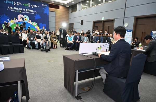 김영훈 고용노동부장관과 법무부 출입국 관련 담당 공무원 등이 28일 창원컨벤션터에서 이주노동자 등과 ‘이주 노동을 묻고 미래를 답하다’라는 주제로 대화와 토론하고 있다./김구연 기자