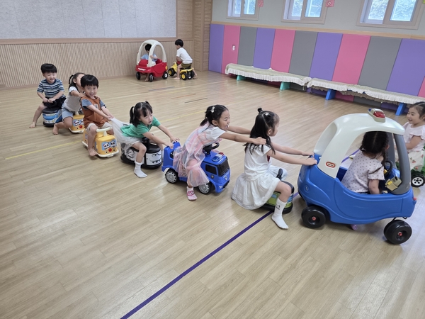 아이들의 기차놀이. /박영희