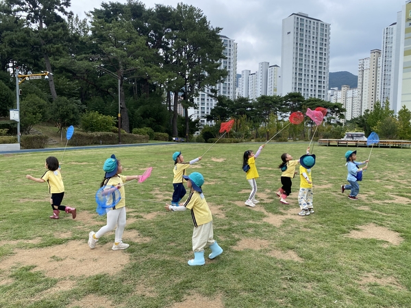 공원에서 자연과 함께 노는 아이들. /박영희