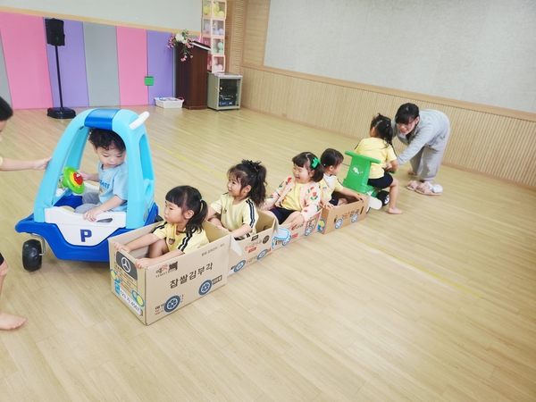 종이상자로 만든 기차를 탄 아이들. /박영희