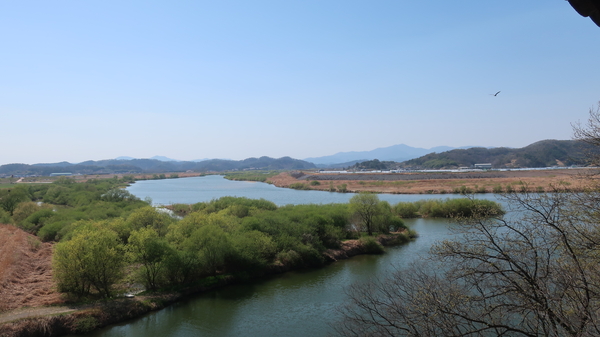함안 악양루에서 바라본 남강, 아래쪽은 함안천. /김석환