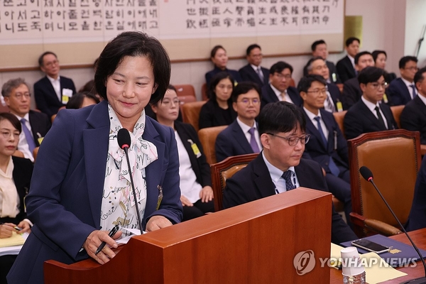 정유미 법무연수원 연구위원이 21일 서울 여의도 국회 법제사법위원회에서 열린 국정감사에서 의원 질의에 답한 뒤 자리로 향하고 있다. /연합뉴스
