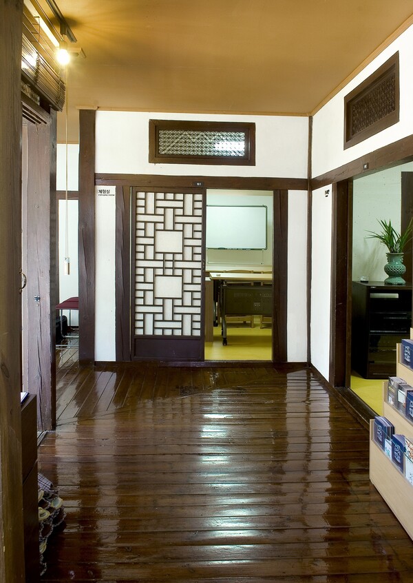 거창근대의료박물관 체험관 복도.