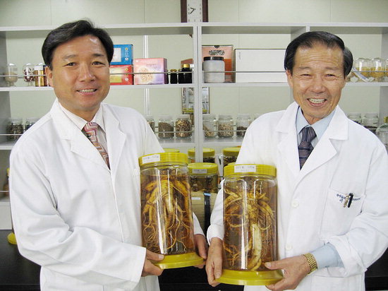 장생도라지 이영춘 대표와 이성호(오른쪽) 원장.