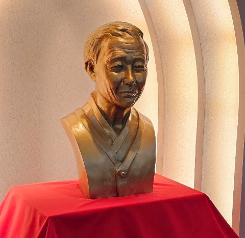 장생도라지를 개발한 이성호 원장 흉상.