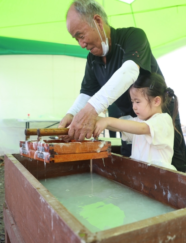 지난해 열린 축제에서 신현세 한지장이 아이들과 한지 만들기 체험을 하고 있다. /의령군