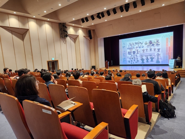 24일 국립김해박물관 강당에서  2025 가야학술제전Ⅱ ‘다시 보는 김해 대성동고분군-新자료 연구 성과’가 열리고 있다. /류민기 기자