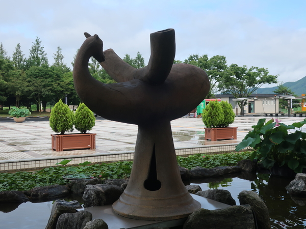 다리 부분에 불꽃 모양이 보이는 아라가야 토기 조형물. /함안박물관