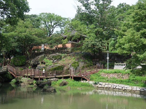 정자와 연못이 어우러진 함안 무진정. /김석환