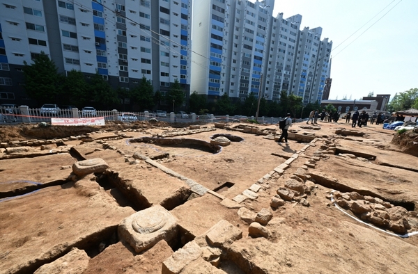 2023년 4월 창원시 성산구 반림동 반송공원 주차장 확장 공사 터에서 고려시대 유적 현장설명회가 진행되고 있다. /경남도민일보 DB