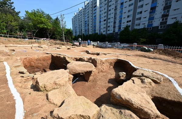 2023년 4월 창원시 성산구 반림동 반송공원 주차장 확장 공사 터에서 고려시대 유적 현장설명회가 진행되고 있다. 유적 모습. /경남도민일보 DB