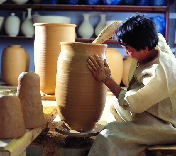 도자기를 만드는 모습.