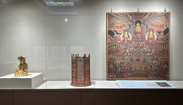 밀양 표충사호국박물관에 전시된 표충사아미타 구품도와 불상.