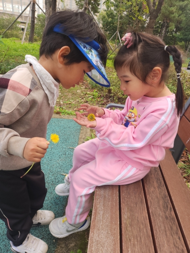 꽃을 바라보는 아이들의 시선이 진지하다. /박영희
