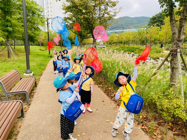 자연을 마주한 아이들의 표정이 싱그럽다. /박영희