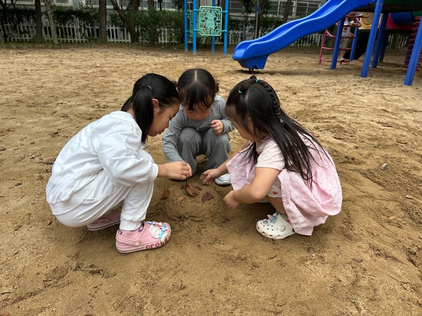 모래놀이를 즐기는 아이들. /박영희