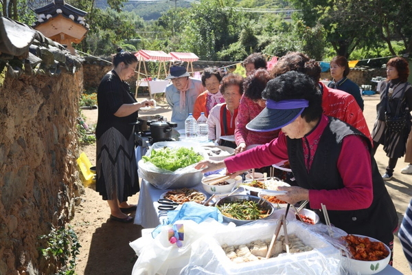 밀양시 단장면 허씨고택에서 열린 지혜로운 맛.손.쉼 고택장날에서 주민과 관광객들이 함께 음식을 나누며 행사를 즐기고 있다. /밀양시