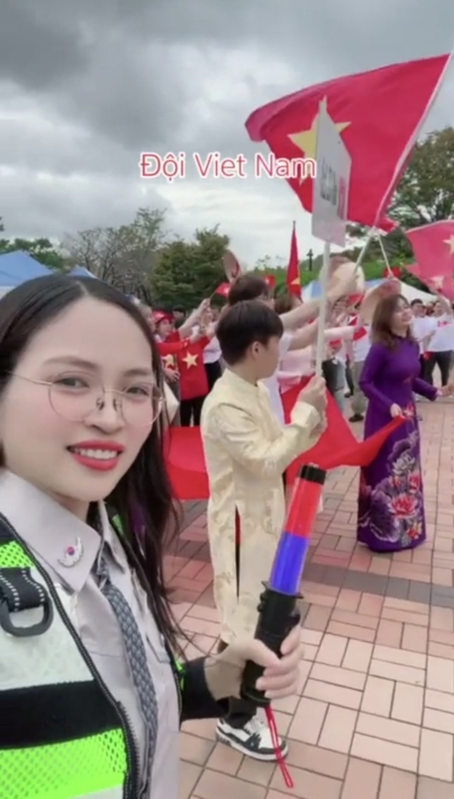 지난 17일 열린 김해시 다어울림축제에서 봉사 활동을 하고 있는 황티티 씨. /황티티 씨